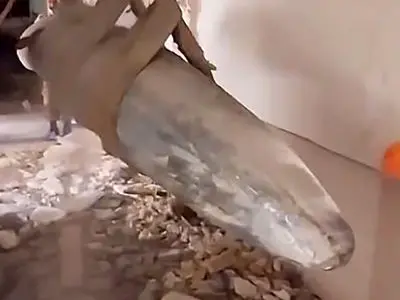 فیلم هالیوودی از لحظه به لحظه انتقال بمب سنگرشکن یک تنی توسط آتش نشانان خرم آباد / ببینید کجای ساختمان گیر کرده بود