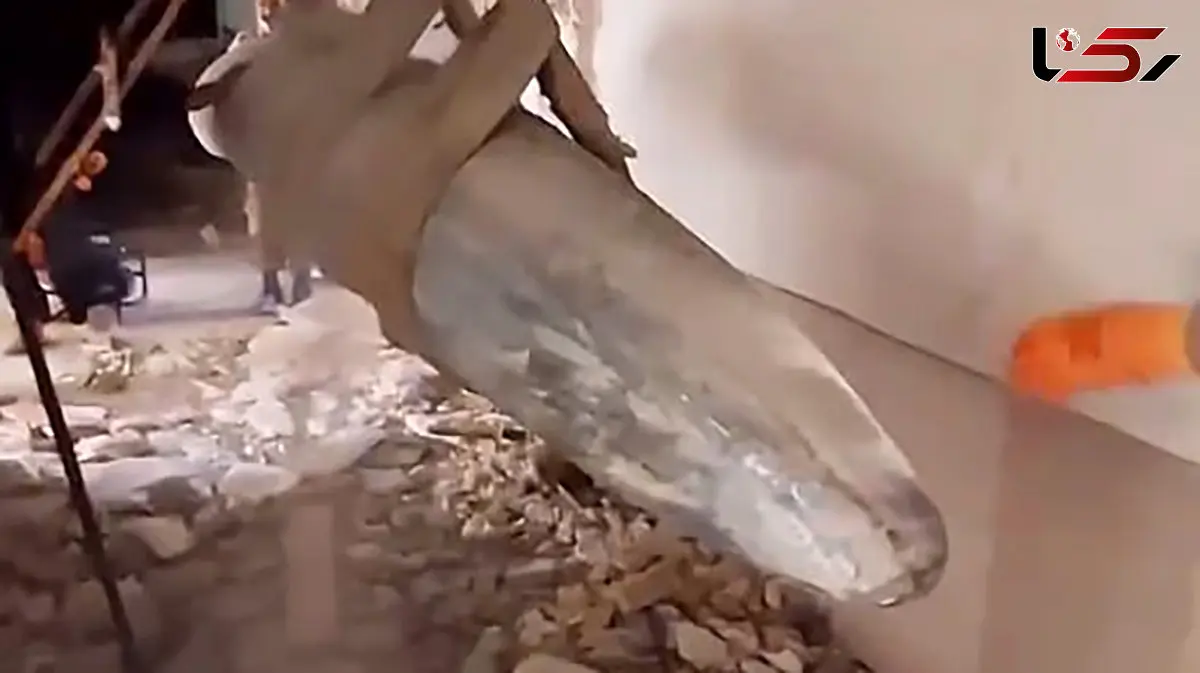 فیلم هالیوودی از لحظه به لحظه انتقال بمب سنگرشکن یک تنی توسط آتش نشانان خرم آباد / ببینید کجای ساختمان گیر کرده بود