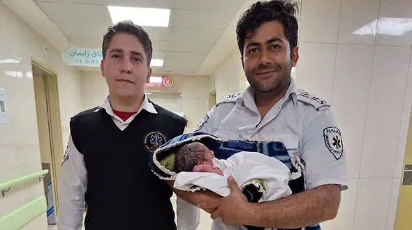 تولد نوزاد عجول در آمبولانس اورژانس 115 جوانقلعه شهرستان عجبشیر