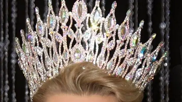 عکس ها و بیوگرافی زیباترین زن جهان در سال 2024 / فقط عکس شوهرش واویلاست !