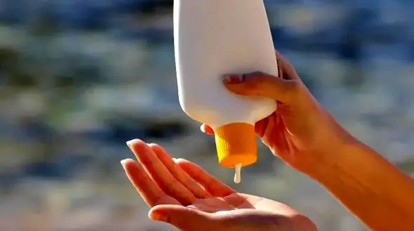 کرم ضد آفتاب چند ساعت دوام دارد؟ راز محافظت پوست!