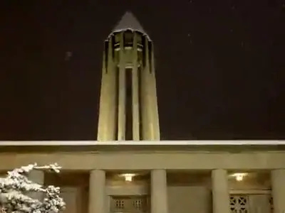 آرامگاه بوعلی سینا در قاب زمستان؛ سپیدی برف بر یادگار حکیم همدان + فیلم