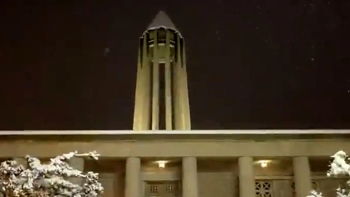 آرامگاه بوعلی سینا در قاب زمستان؛ سپیدی برف بر یادگار حکیم همدان