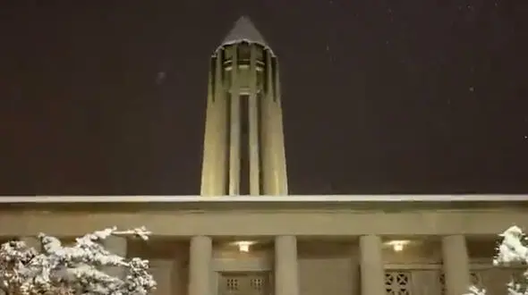 آرامگاه بوعلی سینا در قاب زمستان؛ سپیدی برف بر یادگار حکیم همدان + فیلم