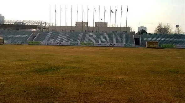 وضعیت اسفناک زمین تمرین تیم ملی/ چمن سبز در فوتبال ایران نایاب شده! + فیلم