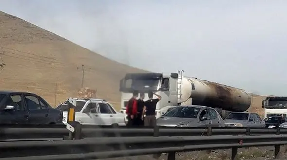 آتش سوزی اتوبوس محور اراک_شازند / راننده از حادثه بی خبر بود! + عکس 