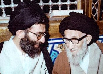 عکس؛ سفر در زمان؛ «رهبر انقلاب در کنار مادرشان خدیجه میردامادی»؛ دهه 60