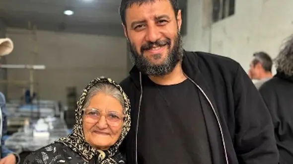 فیلم / مادرِ جواد عزتی بازیگر سریال وحشی: شعر آقای محسن چاوشی را روی سنگ قبر پسرِ دامادم حک کردم ما فقط با آهنگ چاوشی اشک میریختیم