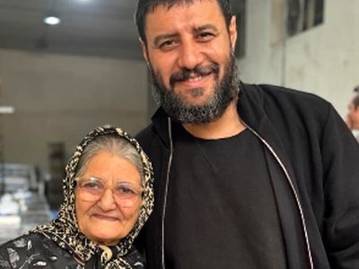 فیلم / مادرِ جواد عزتی بازیگر سریال وحشی: شعر آقای محسن چاوشی را روی سنگ قبر پسرِ دامادم حک کردم ما فقط با آهنگ چاوشی اشک میریختیم