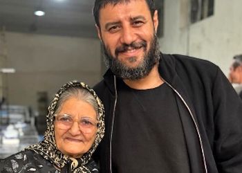 فیلم / مادرِ جواد عزتی بازیگر سریال وحشی: شعر آقای محسن چاوشی را روی سنگ قبر پسرِ دامادم حک کردم ما فقط با آهنگ چاوشی اشک میریختیم