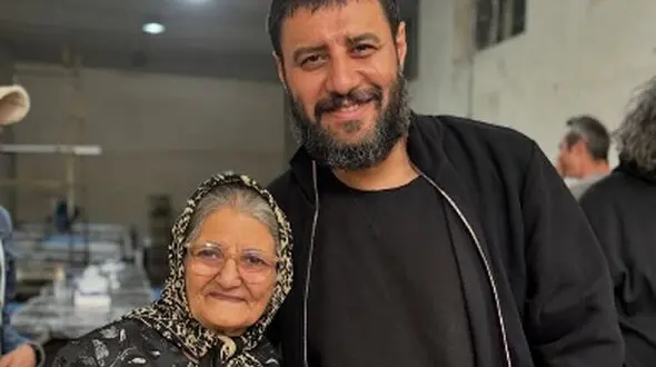 فیلم / مادرِ جواد عزتی بازیگر سریال وحشی: شعر آقای محسن چاوشی را روی سنگ قبر پسرِ دامادم حک کردم ما فقط با آهنگ چاوشی اشک میریختیم