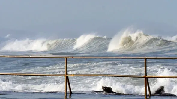 افزایش ارتفاع اموج تا ۱.۵ متر در آب‌های خلیج همیشه فارس و عمان