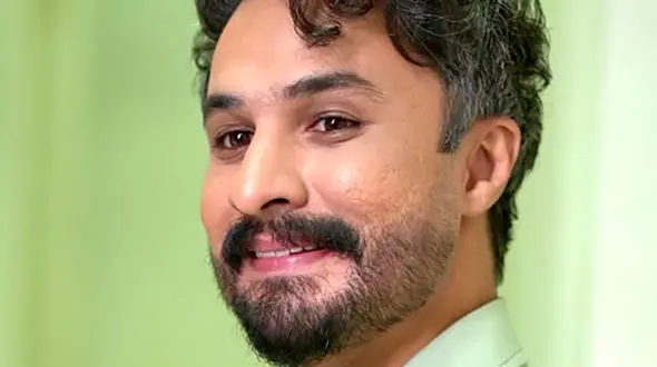 دانلود آواز باشکوه و جدید راغب به نام «تو چه زیبا خنده را به لبم می آوری» / با این صدای سوزناک غوغا کرد !