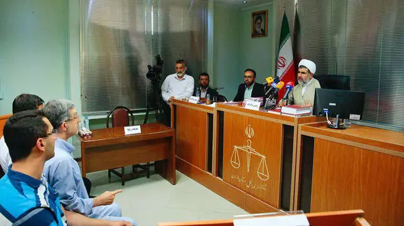 مشایی وکلای سابق خود را عزل کرد +عکس