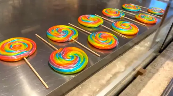 آبنبات چوبی بزرگ و رنگی چطور ساخته می شود؟ + فیلم