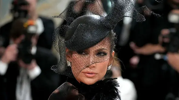  غوغای ظرافت استایل جنیفر لوپز در مت گلا ۲۰۲۳ + عکس های حسرت برانگیز