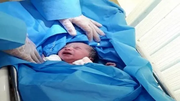 عکس دختر عجول که در آمبولانس به دنیا آمد / اورژانس زابل بهت زده شد