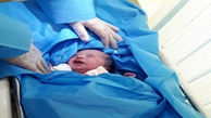 عکس دختر عجول که در آمبولانس به دنیا آمد / اورژانس زابل بهت زده شد