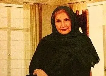 نگاهی به خونه زندگی مدرن زهرا سعیدی بازیگر سریال ستایش/ میز تلفن منبت کاری، جاجیم آذربایجان شرقی، دیوار شیشه ای