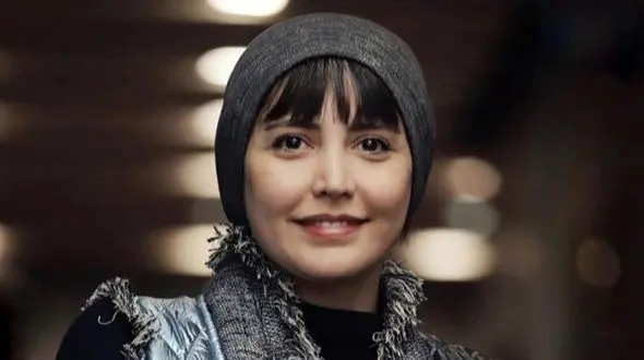 عکس؛ سفر زمان؛ چهرۀ بازیگر نقش «طوبی» با «سبیل هومن برق‌نورد» در اتاق گریم سریال «طوبی» 