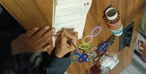 دخترش جلوی چشمش پرپر شد؛ مهناز هنوز در خیابان برای زندگی می‌جنگد/ مادر ناشنوای دستفروش غم‌هایش را روی کاغذ نوشت: همسرم را در کرونا و دخترم را در جنگ از دست دادم