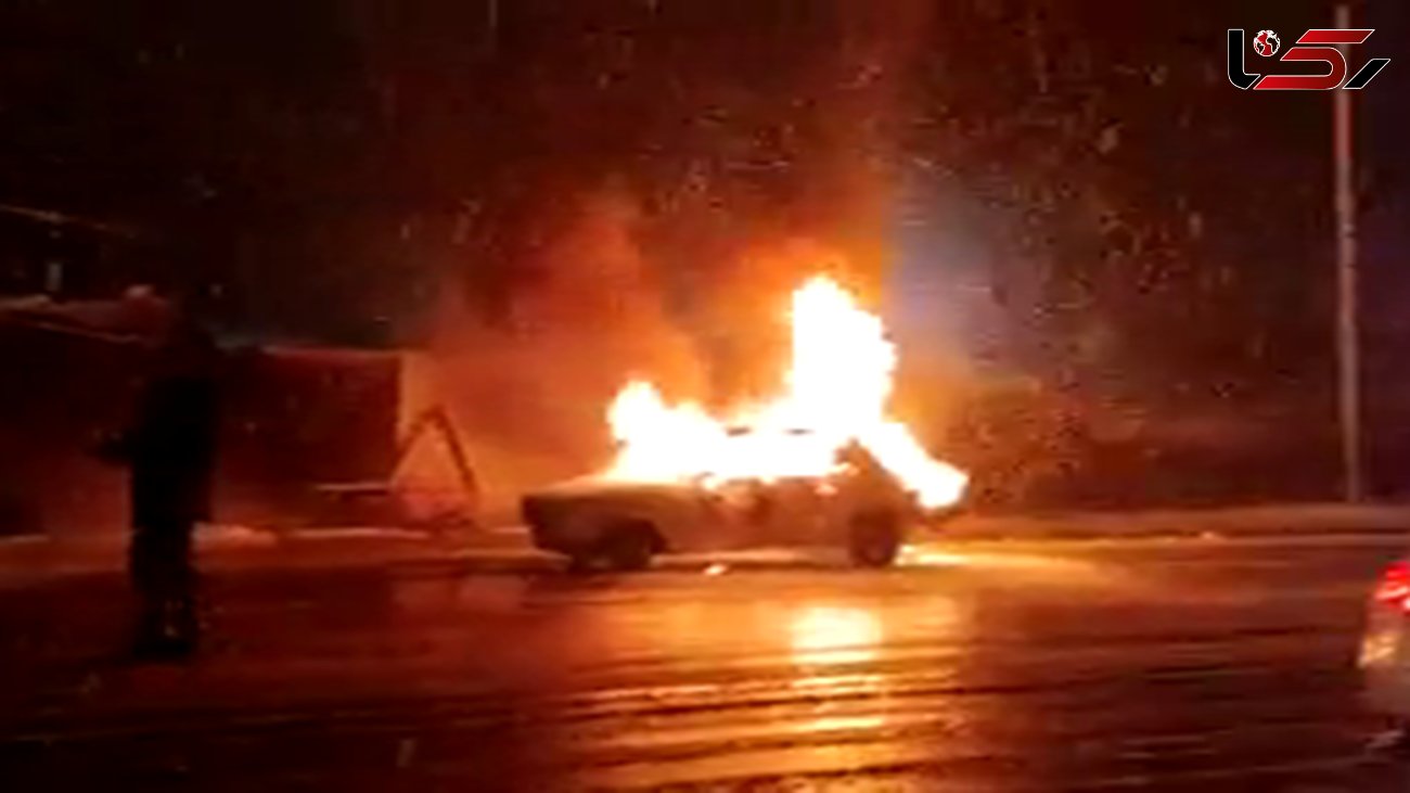فیلم آتش سوزی پیکان در رشت / خودرو جزغاله شد