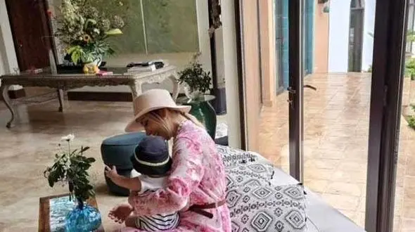 نگاهی به سفر های لوکس مینا مختاری، همسر بهرام رادان/ از اولین سفر خانوادگیشان به خارج از ایران با پسر 8 ماهه‌‌اش