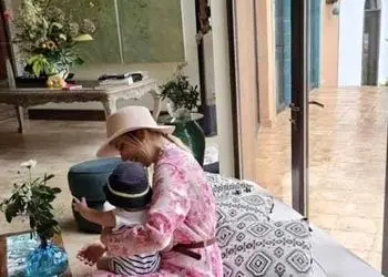 نگاهی به سفر های لوکس مینا مختاری، همسر بهرام رادان/ از اولین سفر خانوادگیشان به خارج از ایران با پسر 8 ماهه‌‌اش