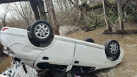 سقوط خودرو ساینا با 5 سرنشین از روی پل به داخل رودخانه لاکان رشت + عکس