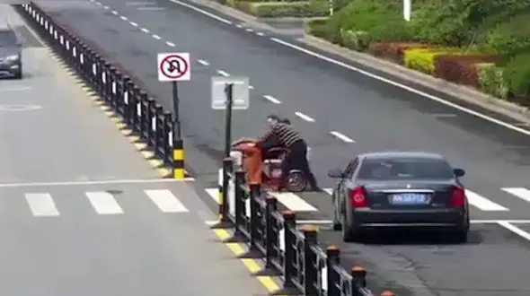 اقدام پسندیده یک راننده هنگام مواجهه با زن سالمند + فیلم