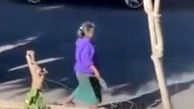 فیلم حمله عجیب یک زن به خودروهای سواری با شیشه نوشابه!