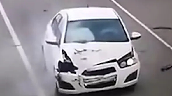 دو حادثه شوکه‌کننده، سقوط تایر روی ماشین و آکروبات‌کار از ارتفاع