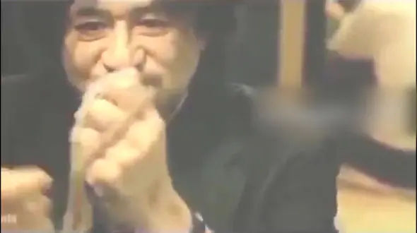 بازیگر معروف مجبور شد 5 هشت پا را زنده زنده بخورد + فیلم