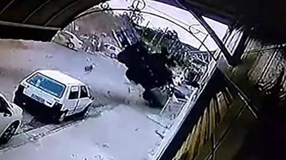 فیلم پرواز وحشتناک یک کامیون در خیابان! 