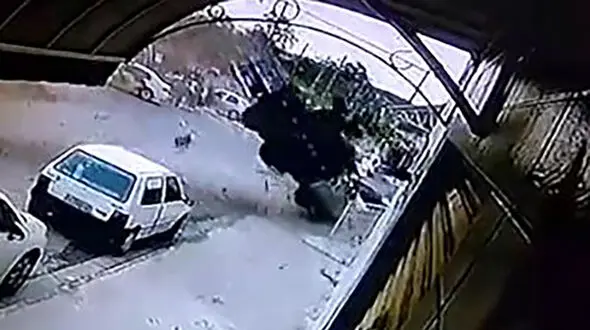 فیلم پرواز وحشتناک یک کامیون در خیابان! 