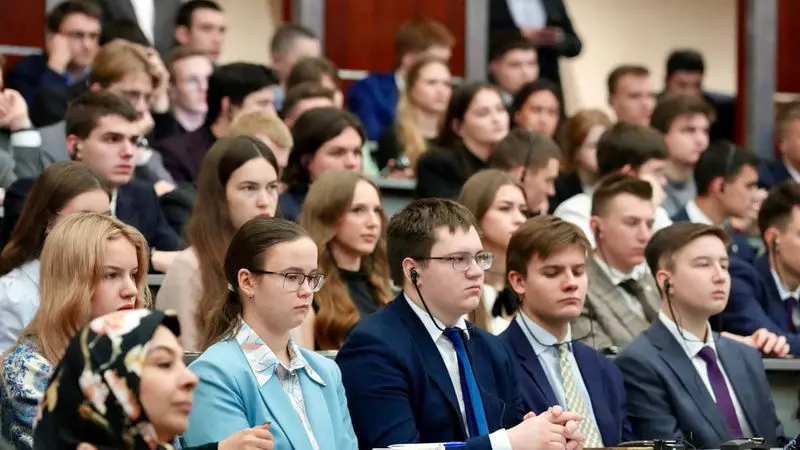 سیدعباس عراقچی وزیر امور خارجه جمهوری اسلامی ایران که برای یک دیدار رسمی از روسیه به مسکو سفر کرده است، امروز (چهارشنبه ) با حضور در محل موسسه دولتی روابط بین‌الملل مسکو (مگیمو)، با آقای آناتولی تورکونوف، رئیس این موسسه و مدیران بخش‌های مختلف آن دیدار و گ