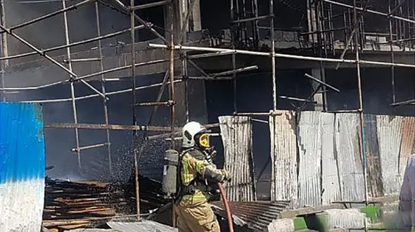 آتش سوزی ساختمان در حال احداث در خیابان بسیج+ عکس