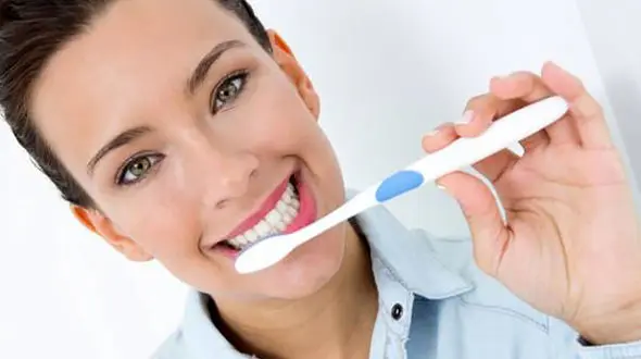 با این مواد دندان هایمان را در خانه سفید و براق کنیم + فیلم آموزشی