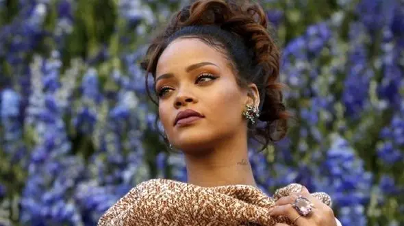 خواننده معروف ابروهایش را تراشید و گل پوشید! +عکس ها