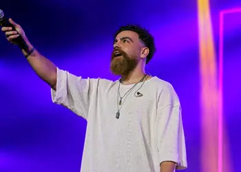 فیلم / نگاهی به تیپ و استایل خانم بازیگران در کنسرت معین زد: از استایل کژوال مجید واشقانی، مهران غفوریان و کژوال ویر معین زد تا کفتان مدرن نعیمه نظام دوست