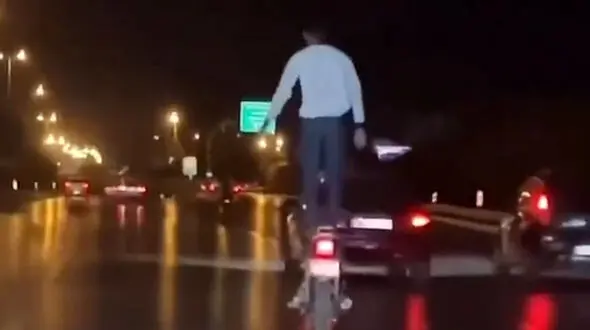 ببینید / حرکت عجیب مرد موتور سوار وسط خیابان‌! 