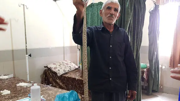 جدال مرد روستایی با مار بزرگ در لنده + عکس 