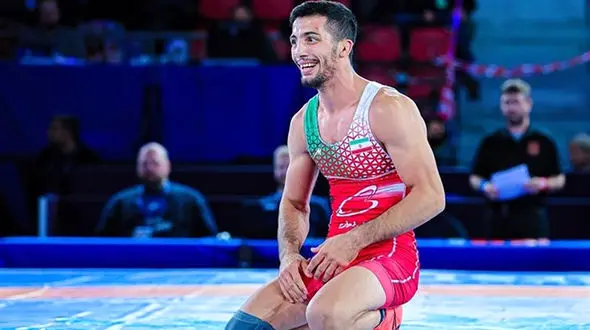 هنرنمایی ستاره کشتی ایران با توپ فوتبال/ قیچی برگردان محمدرضا گرایی! + فیلم