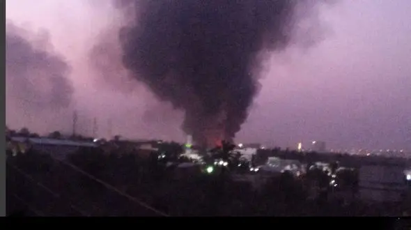 معترضان خشمگین به کنسولگری ایران در بصره یورش بردند 