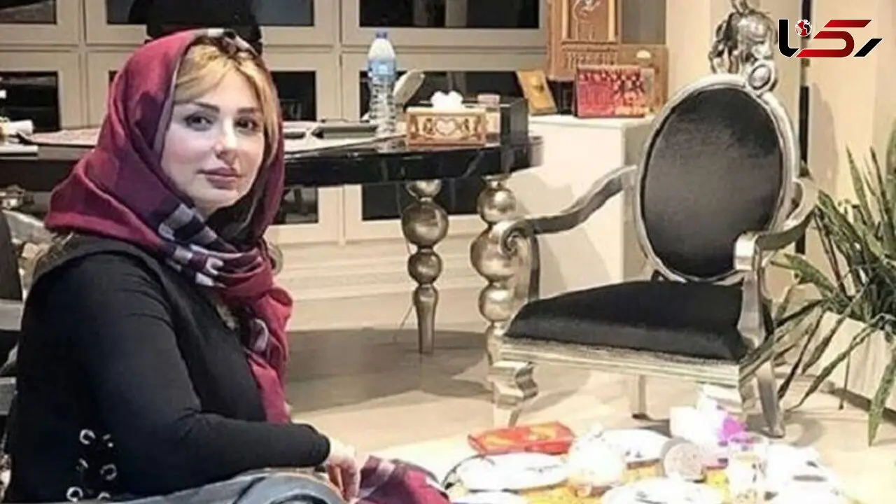 نگاهی به پذیرایی دلباز و پرنور خانه نیوشا ضیغمی با چیدمانی از ناهارخوری کلاسیک، پرده هایی اعیانی و درختچه ای که به خونه طراوت بخشیده / سلیقه 20 از 20