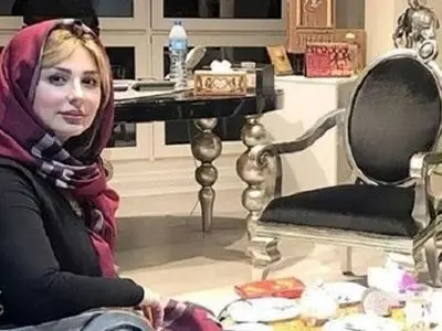 نگاهی به پذیرایی دلباز و پرنور خانه نیوشا ضیغمی با چیدمانی از ناهارخوری کلاسیک، پرده هایی اعیانی و درختچه ای که به خونه طراوت بخشیده / سلیقه 20 از 20