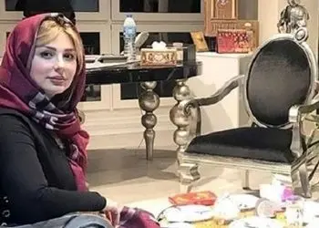 نگاهی به پذیرایی دلباز و پرنور خانه نیوشا ضیغمی با چیدمانی از ناهارخوری کلاسیک، پرده هایی اعیانی و درختچه ای که به خونه طراوت بخشیده / سلیقه 20 از 20