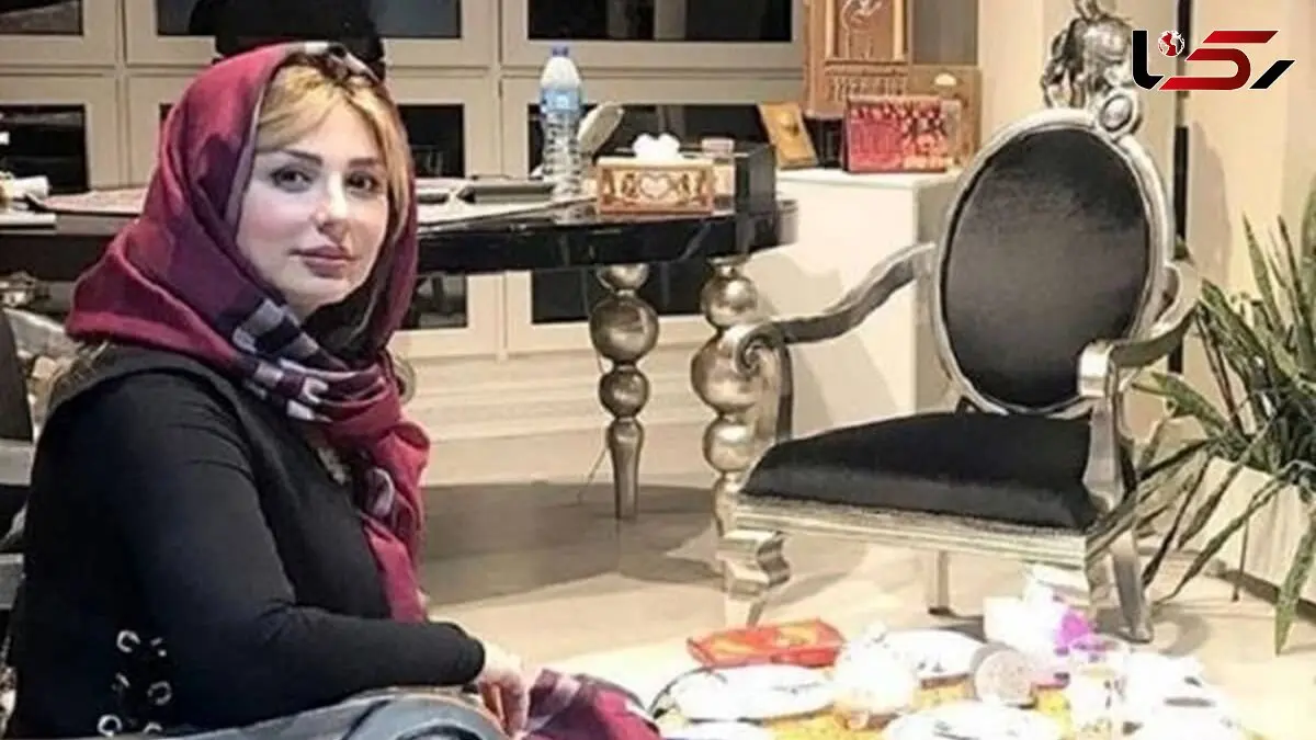 نگاهی به پذیرایی دلباز و پرنور خانه نیوشا ضیغمی با چیدمانی از ناهارخوری کلاسیک، پرده هایی اعیانی و درختچه ای که به خونه طراوت بخشیده / سلیقه 20 از 20