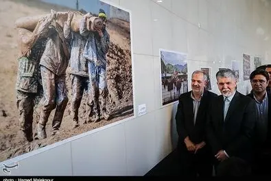  بازدید سیدعباس صالحی وزیر فرهنگ و ارشاد اسلامی و احمد مسجد جامعی عضو شورای شهر تهران از نمایشگاه عکس "خانه‌ای که سیل برد، مهری که سیل آورد" در ایوان انتظار میدان ولیعصر(عج) 