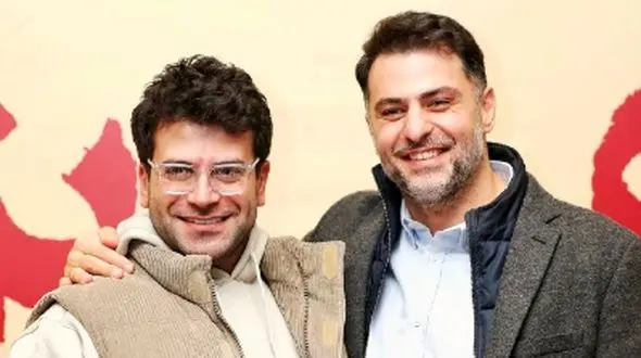 روزبه حصاری در برنامه علی ضیا: الان که بیکارم اگه منو به مراسماتون دعوت کنین سرگرمتون میکنم؛ تقلید صدا بلدم، شعر حفظی بلدم!+ویدیو